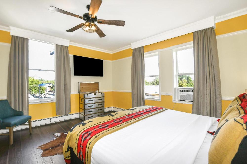 King Room with City View - Non-Smoking interior